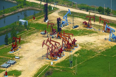 ConocoPhillips cuts production and spending